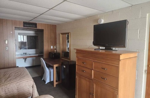 Quinter Hotel | 4 Affordable Comfortable Rooms Perfect for Road Trips Enthusiasts Along Quinter