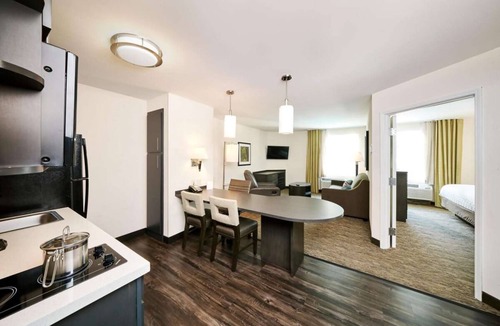 South Hills Hotel | 4 Apartment-Style Queen Suites | Full Kitchen, 3.9 mi to Scally’s Golf