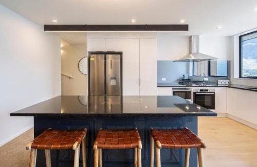 Frankton House | 4 BDR Home, Captivating Lake Views, BBQ, AC, Garage, Unlimited Free Wifi, Smart TV