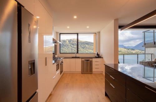 Frankton House | 4 BDR Home, Captivating Lake Views, BBQ, AC, Garage, Unlimited Free Wifi, Smart TV