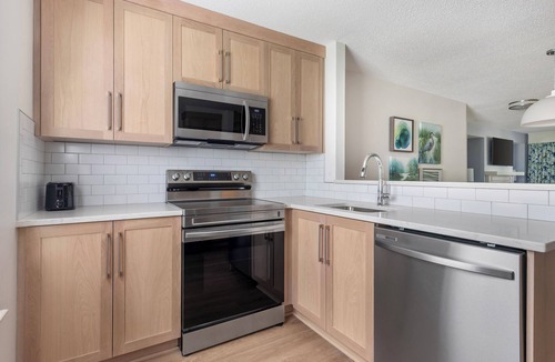 Berkeley Condo | 4 BDRM~ HUGE UNIT SLEEPS 12~ ONLY 10 MILES TO BUSCH GARDENS~INDOOR/OUTDOOR POOLS