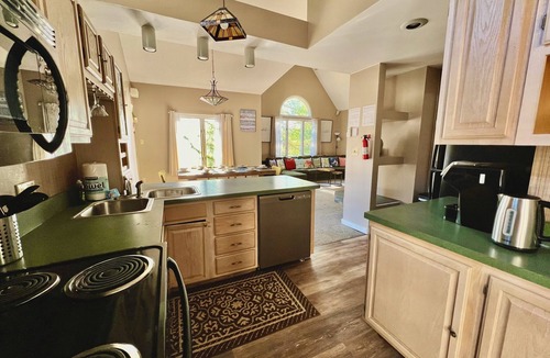Lake Harmony House | 4-bdrm sleep 12 Lake Harmony.Lake/Beach/Pool/Walk to Slopes, Hot tub, Game Room