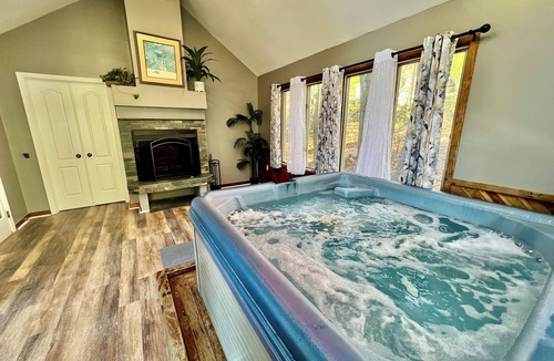 Lake Harmony House | 4-bdrm sleep 12 Lake Harmony.Lake/Beach/Pool/Walk to Slopes, Hot tub, Game Room