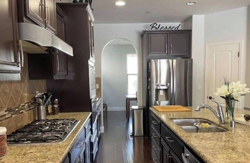 Clovis Villa | 4 bdrm villa w/cabana,pool,sauna,office& RV prkng