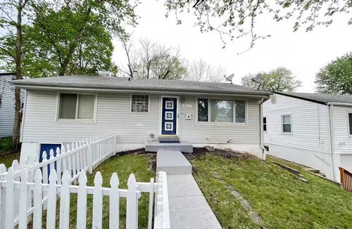 Jennings House | 4 Bed 2 Bath Sapphire Oasis w/Gym. Coffee Station and & Standing Desk!