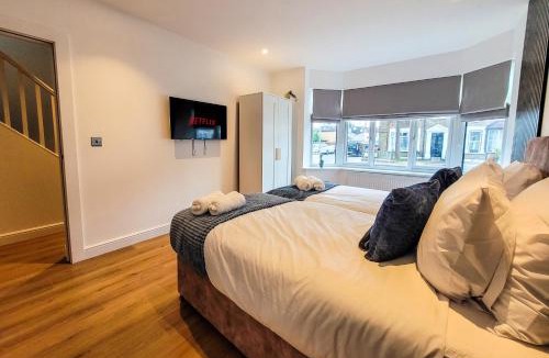 Valentines House | 4 bed 2 bath Spacious House with 2 Driveway parking in Ilford London