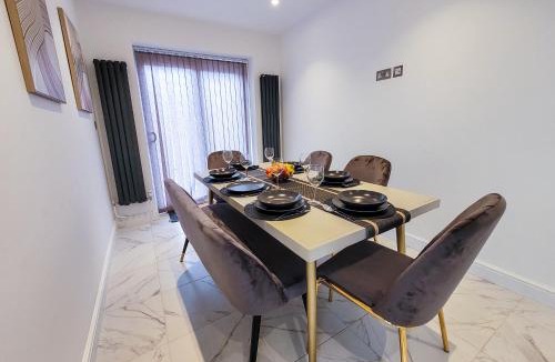 Valentines House | 4 bed 2 bath Spacious House with 2 Driveway parking in Ilford London