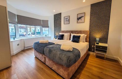 Valentines House | 4 bed 2 bath Spacious House with 2 Driveway parking in Ilford London