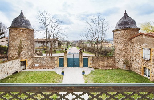 Lay Apartment | 4 bed apartment in a 14th century manor house - Jacuzzi & Swimming pool 1h from Lyon