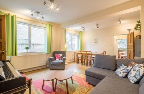 Cambridge House | 4 Bed Central Home - Perfect Location with Parking