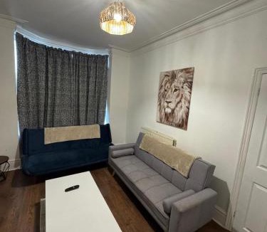 Doncaster House | 4-Bed Doncaster Group Home - Sleeps 12, Close to M18, Sheffield & Leeds