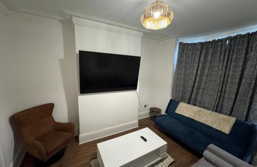 Doncaster House | 4-Bed Doncaster Group Home - Sleeps 12, Close to M18, Sheffield & Leeds