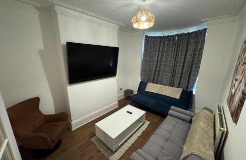 Doncaster House | 4-Bed Doncaster Group Home - Sleeps 12, Close to M18, Sheffield & Leeds