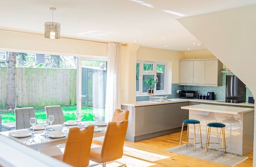 Totton House | 4-Bed Haven in Fawley – Ideal for extended stays, work trips, or family getaways. Spacious, fully furnished, and well-equipped for comfort and convenience. Your perfect home away from home.