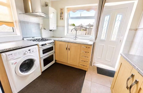 Wolverhampton House | 4 Bed House Parking & Garden