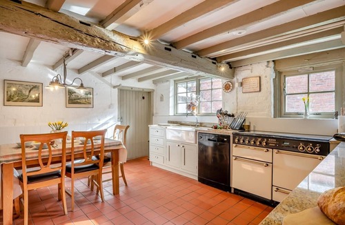 Alcester Cottage | 4 Bed in Alcester (oc-s30997)