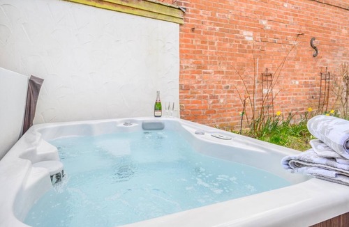 Alcester Cottage | 4 Bed in Alcester (oc-s30997)