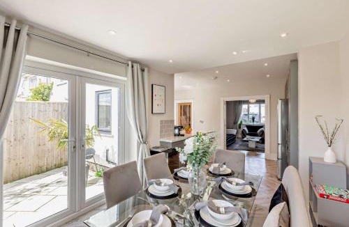 Torrington House | 4 Bed in Torrington oc-s29223