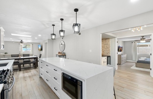Paradise Valley Village House | 4 Bed Mid Century Modern w/Pool, Putting Green, Wood Fired Pizza Oven, Sleeps 9