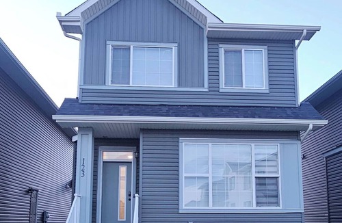 Chestermere House | 4 Bed room 3 Bathrooms home to stay in Chestermere, Alberta, Canada