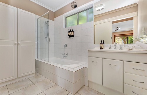 Echuca House | 4 bed, Solar heated pool, bush outlook + only a 5 min walk to the CBD