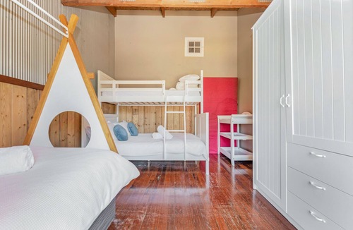 Echuca House | 4 bed, Solar heated pool, bush outlook + only a 5 min walk to the CBD
