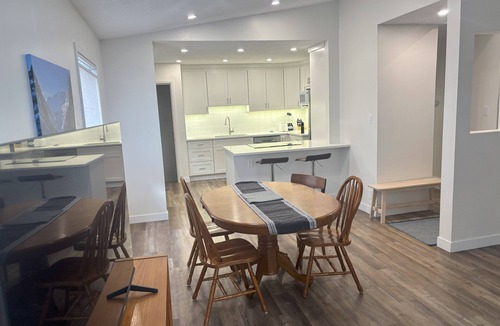 Banff Trail House | 4-bedroom 2-bath bungalow in Charleswood North West Calgary