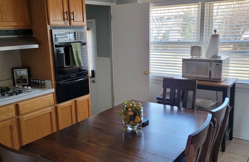 Glenview House | 4 Bedroom, 2 Full Bath. Centrally Located. Near O'Hare Airport and attractions
