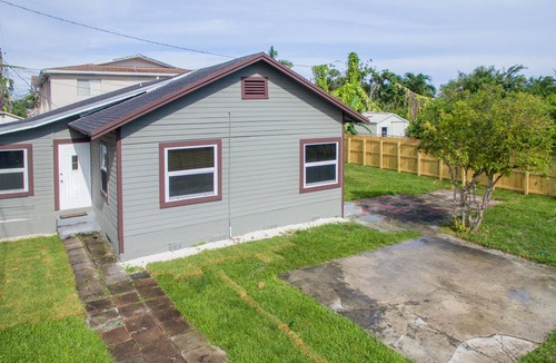 Highland Garden House | 4 Bedroom 3 bath - central to everything. TV in every bedroom, central air. Wifi