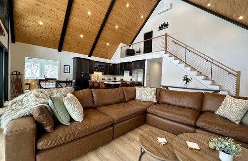 Campton House | 4 Bedroom, 4 Bath New Luxury Mountain-Chic Retreat on a Golf Course Resort!