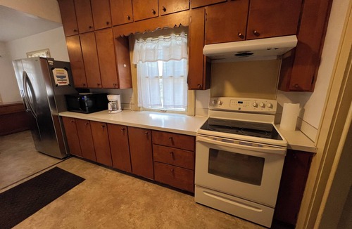 Cedar Rapids House | 4 Bedroom, 6 Bed, 2 Bathroom 2 Story Spacious Home NW Side of CR