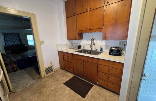 Cedar Rapids House | 4 Bedroom, 6 Bed, 2 Bathroom 2 Story Spacious Home NW Side of CR