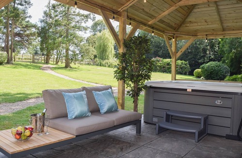 Battle Cottage | 4 bedroom accommodation in Catsfield, near Battle