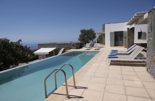 Ioulida Villa | 4 bedroom accommodation in Ioylis