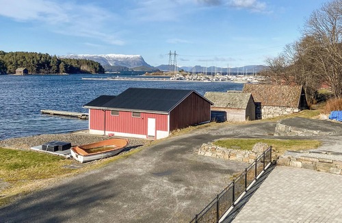 Kvinnherad Apartment | 4 bedroom accommodation in Husnes