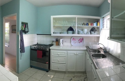 Holder's Hill House | 4-bedroom beachfront house in beautiful Paynes Bay. Pause or play every day!