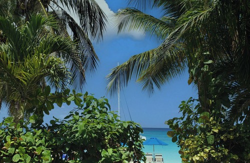Holder's Hill House | 4-bedroom beachfront house in beautiful Paynes Bay. Pause or play every day!