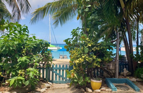 Holder's Hill House | 4-bedroom beachfront house in beautiful Paynes Bay. Pause or play every day!