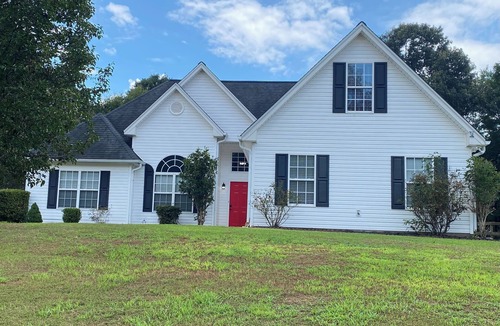 Commerce House | 4 bedroom beautifully furnished home on over an acre. Close to 1-85 and Athens.