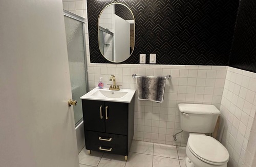 Crown Heights Hotel | 4-Bedroom Brooklyn Brownstone Steps to Subway Private Backyard