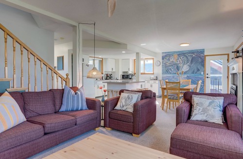 Silver Star Mountain House | 4 bedroom/2.5 bath home with private hot tub, laundry, close to village & skiway