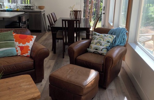 Juan de Fuca Electoral Area House | 4-bedroom castle in wonderful Jordan River with WiFi