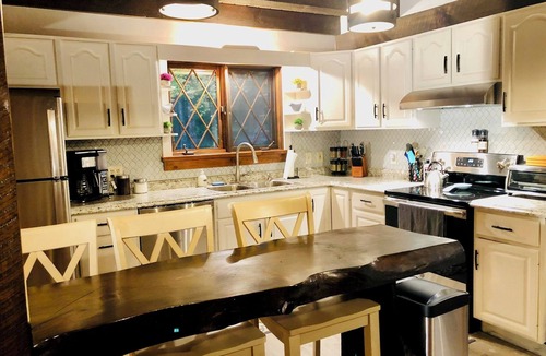 Central Vermont- Killington House | 4-Bedroom Chalet in Plymouth, Vt. Central to Killington, Woodstock, and Okemo!