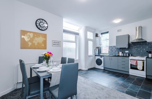 Clayton House | 4 Bedroom Ethiad Stadium Free Parking