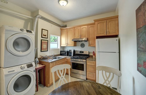 Cow Hollow Apartment | 4 Bedroom flat in ideal location by upscale shops, cafes. Fast WiFi