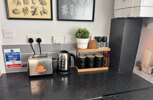 Warwick Apartment | 4 Bedroom Flat - Sleeps 5 - Free Parking & Wifi - Warwickshire