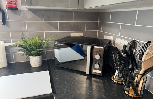 Warwick Apartment | 4 Bedroom Flat - Sleeps 5 - Free Parking & Wifi - Warwickshire