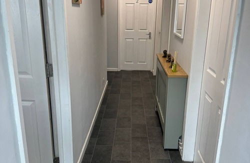 Warwick Apartment | 4 Bedroom Flat - Sleeps 5 - Free Parking & Wifi - Warwickshire