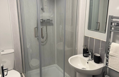 Warwick Apartment | 4 Bedroom Flat - Sleeps 5 - Free Parking & Wifi - Warwickshire