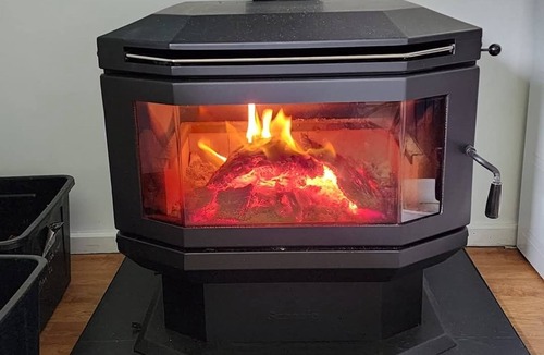 Happy Valley House | 4 bedroom holiday house at Happy Valley Sleeps 16